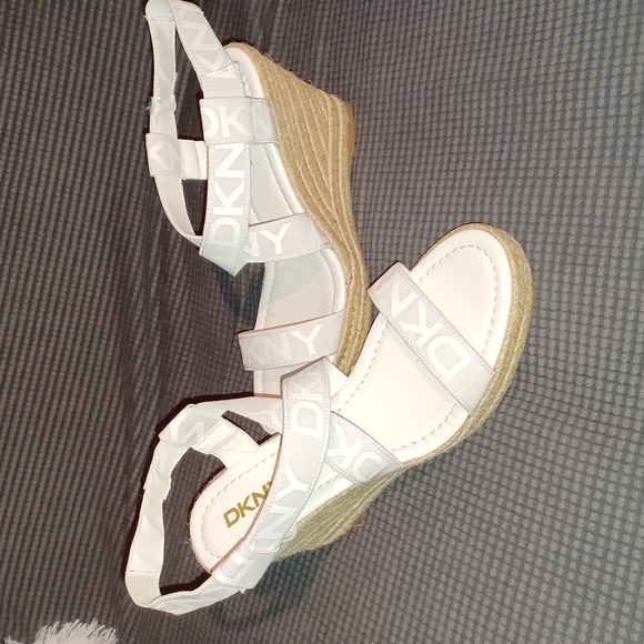 DKY Elastics Wedged Sandal - Picture 5 of 7